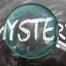 Novos filmes de mistério de Agatha Christie em 2025 3 Filmes de mistério de Agatha Christie /Mistério - aprenda, estude e inspecione. Dando uma olhada mais de perto no mistério. Uma lupa ampliando a palavra "mistério" escrita em um quadro negro - imagem de stock